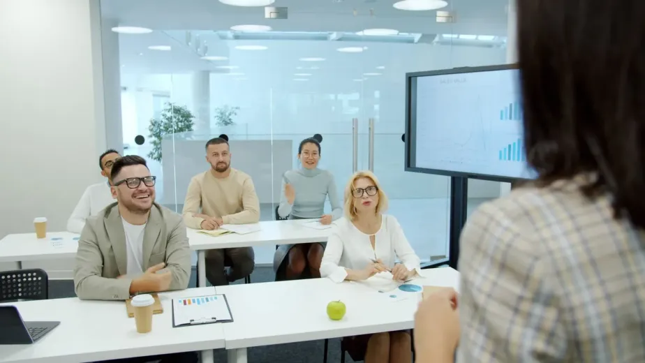 Salariés en formation professionnelle autour d'une table avec la formatrice