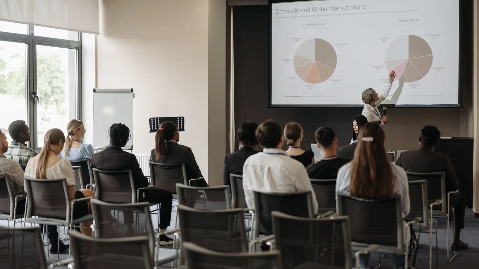 Salariés assistant à une formation professionnelle en salle, devant une présentation