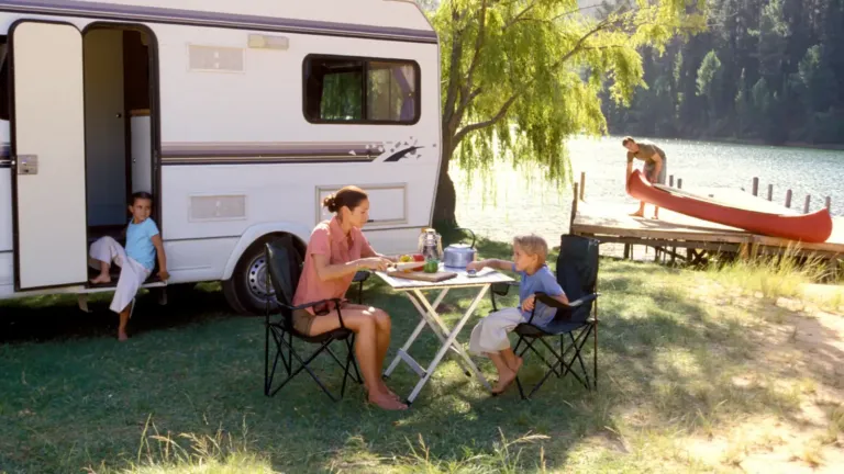 Déployer un branding et un marketing pilotés par l'IA pour les campings