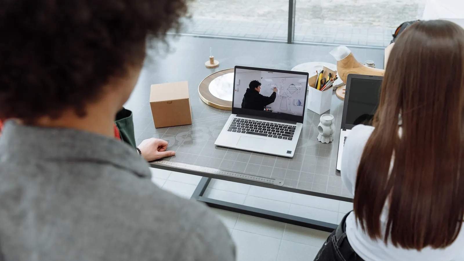 Deux personnes suivant une formation en ligne sur un ordinateur portable