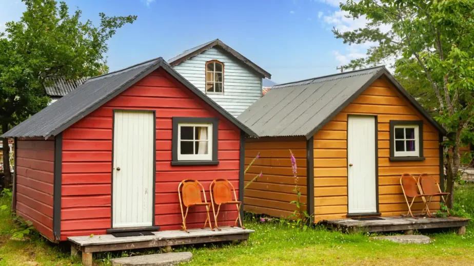 Chalets en bois colorés sur l'herbe d'un camping