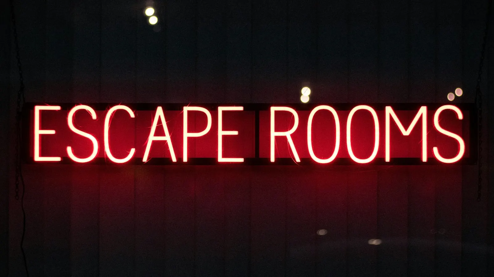Enseigne lumineuse « Escape Rooms » à l'entrée d'un escape game