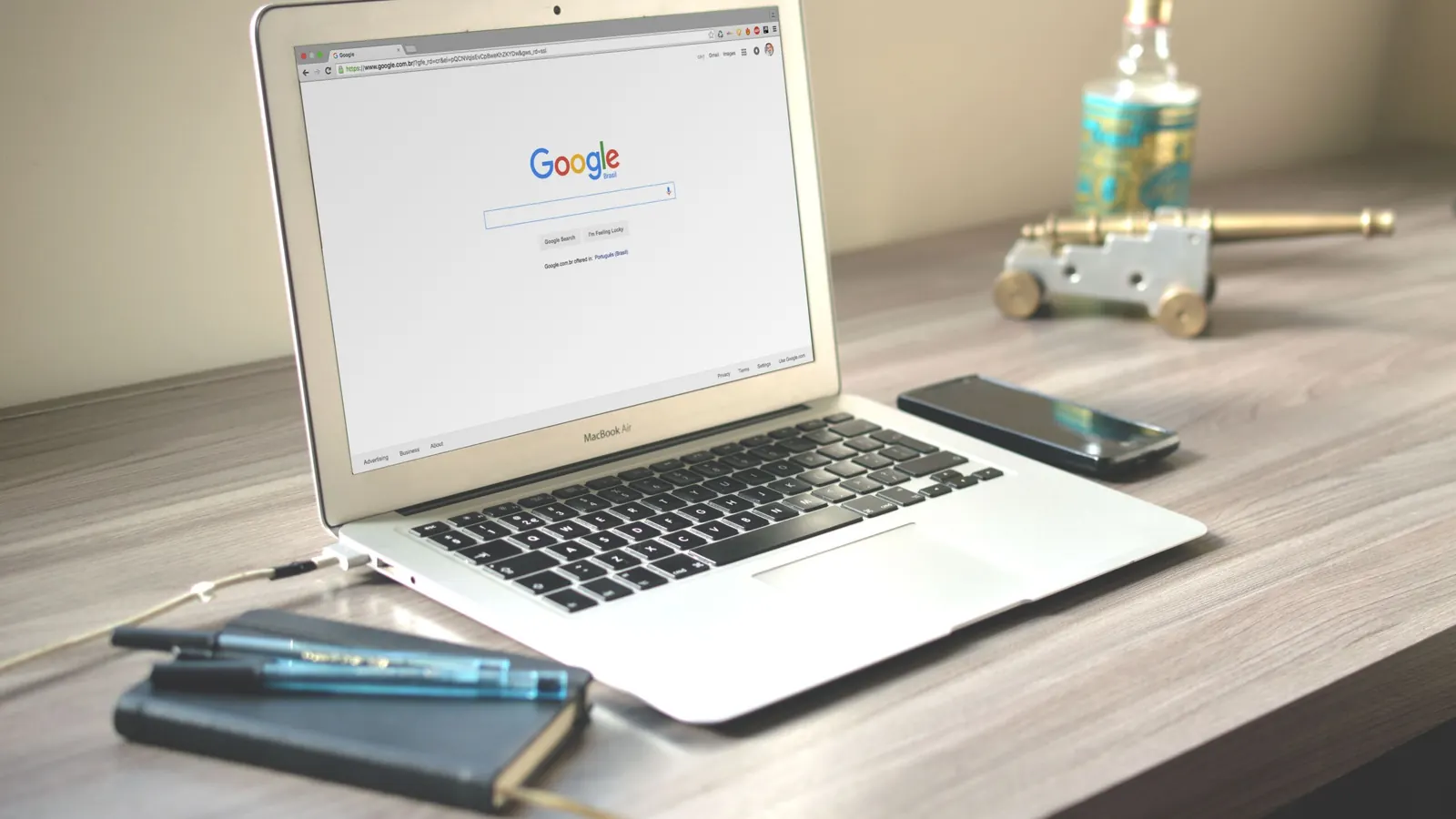 Ordinateur portable ouvert sur la page de recherche Google