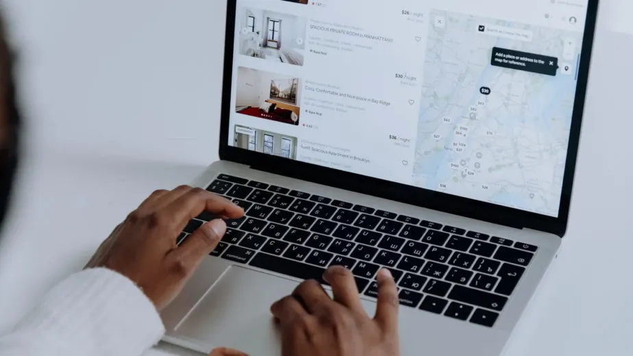 Personne consultant un site de réservation sur son ordinateur portable