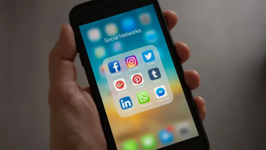 Smartphone affichant les applications de réseaux sociaux
