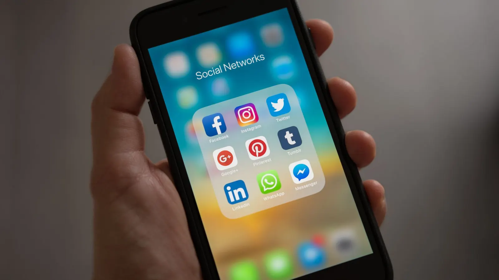 Smartphone affichant les applications de réseaux sociaux